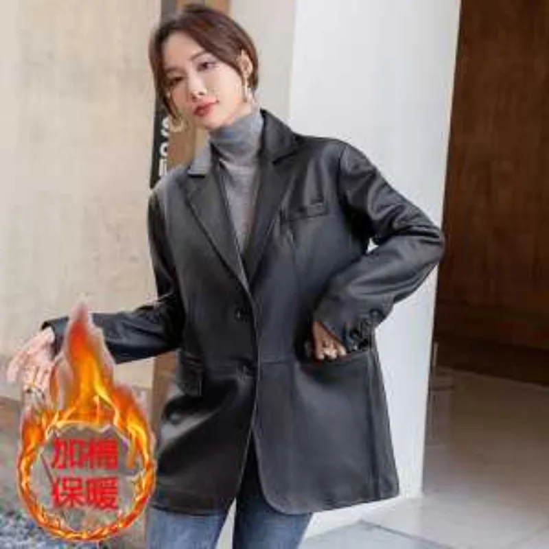 سترة جلدية غير مقسمة للنساء 2025 سترة واقية فضفاضة مستوردة جديدة من الجلد المغسول بياقة بدلة