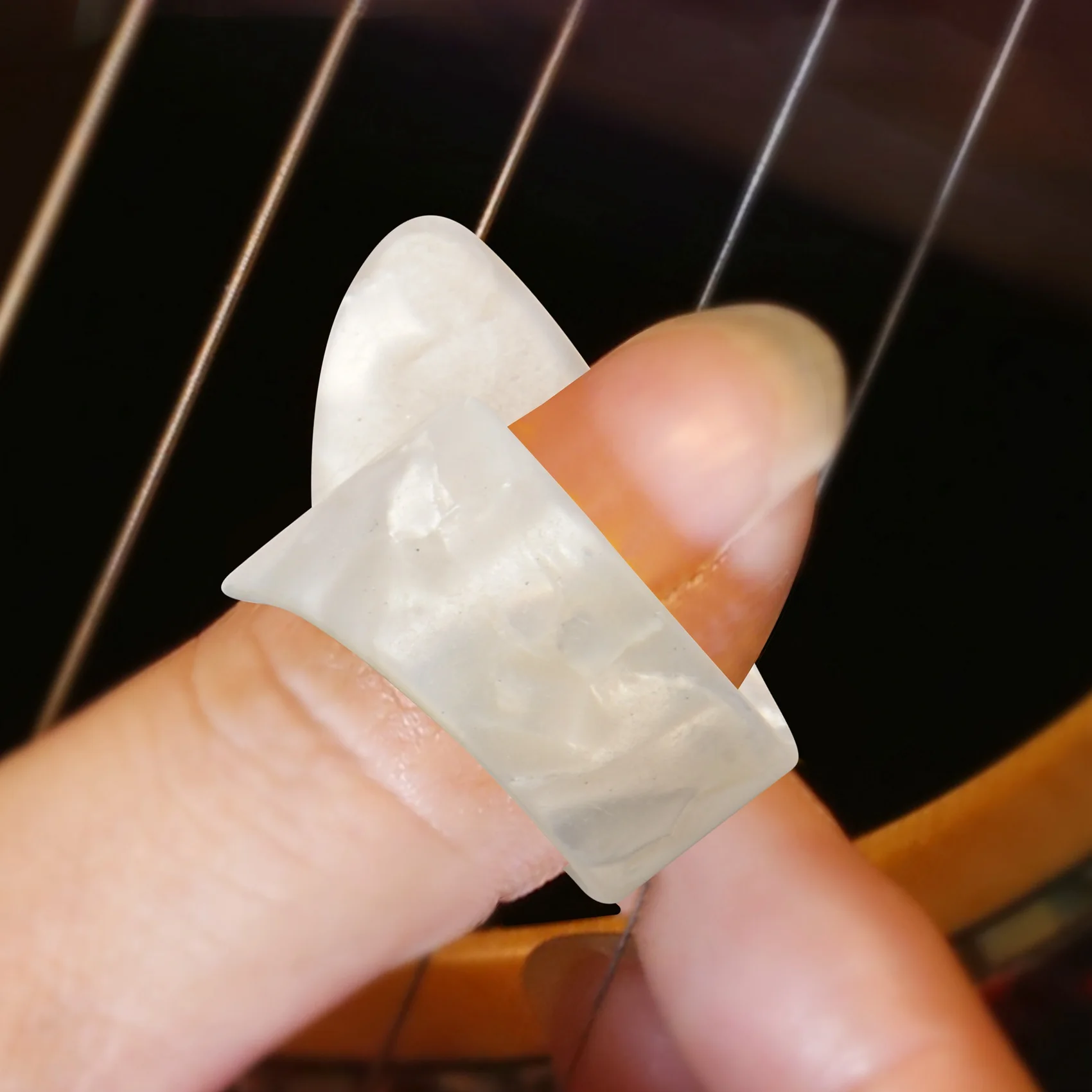 AA87C 4 قطع إصبع الإبهام الغيتار اختيار السليلويد الوسيط Thumbpick لسمك الغيتار الكهربائي الصوتي