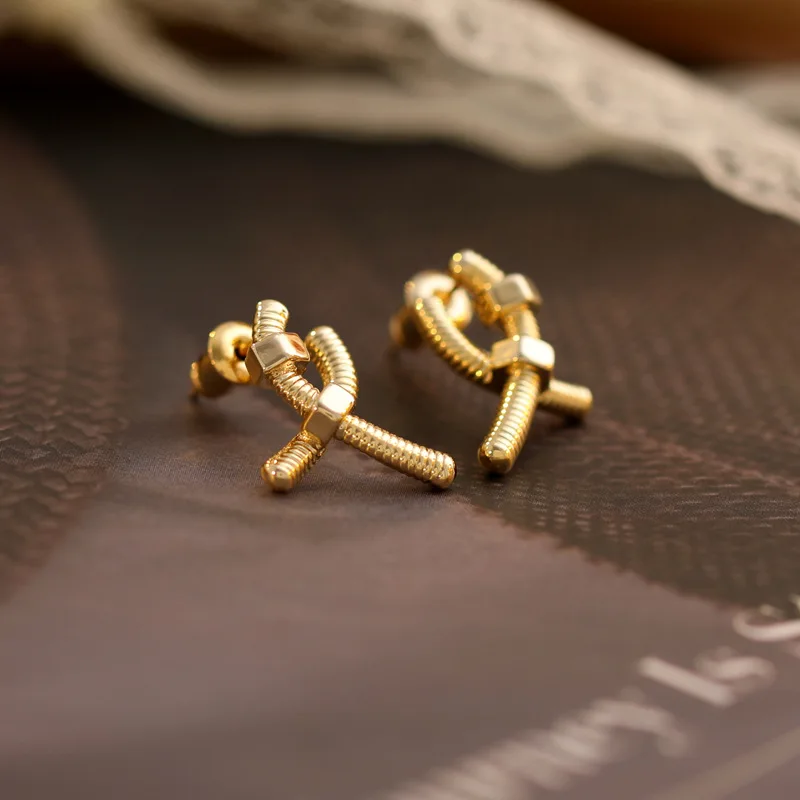 

New Metal Cold Wind Cross Temperament Lee Ladies Ear Clips Women's Tidal Personality Versatile Gold Plated Earrings Earrings