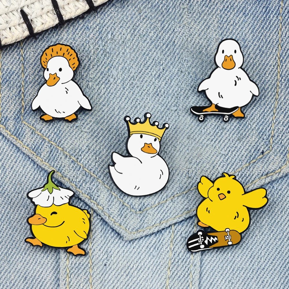 Coole gelbe Ente spielen Skateboard Emaille Pin Cartoon Enten König Königin Abzeichen niedlichen Tiere Revers Brosche Schmuck Geschenk für Freunde