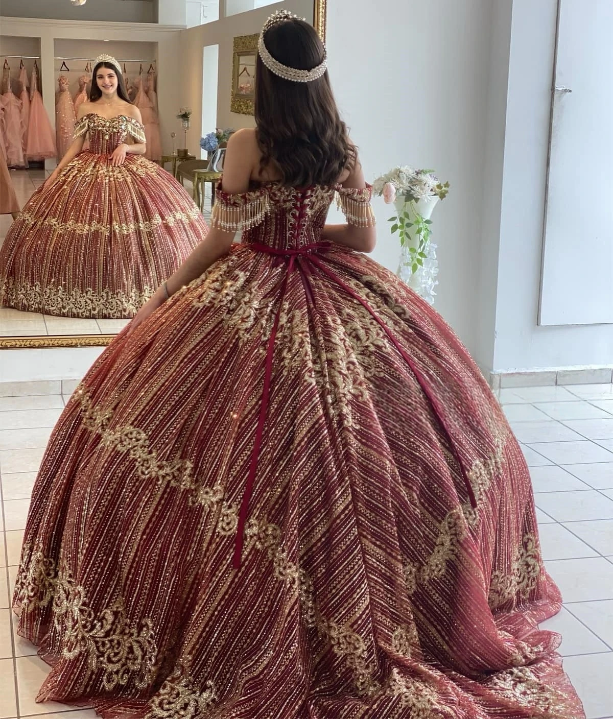 Bordowa księżniczka Quinceanera ubiera suknię balową z odkrytego ramienia kryształki koronki słodkie 16 sukienek 15 Años Custom