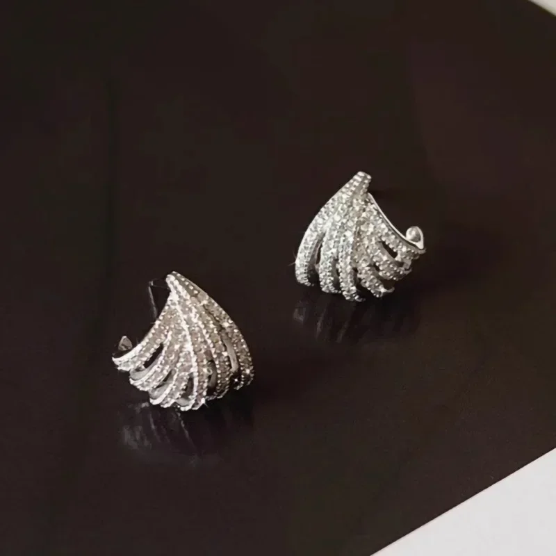 New shiny, exquisite, high-end fashion jewelry, European and American design sense, trendy triangular lines, elegant earrings