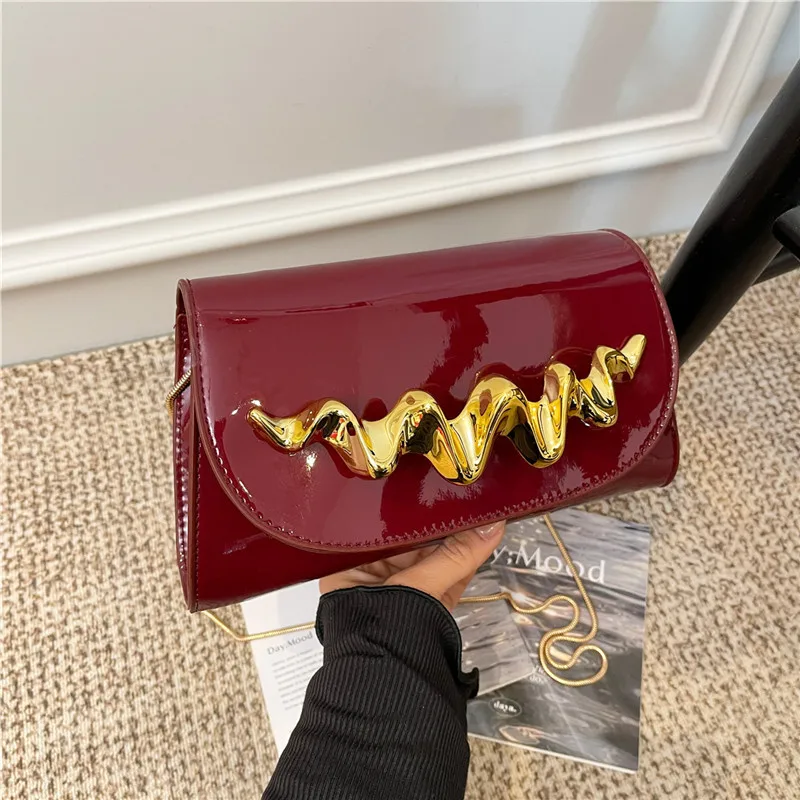 

1 шт. 2026 Новая женская модная волна - цепочка с узором - украшенная коробка на запястье - стильная вечерняя сумка для всех - подходящая через плечо