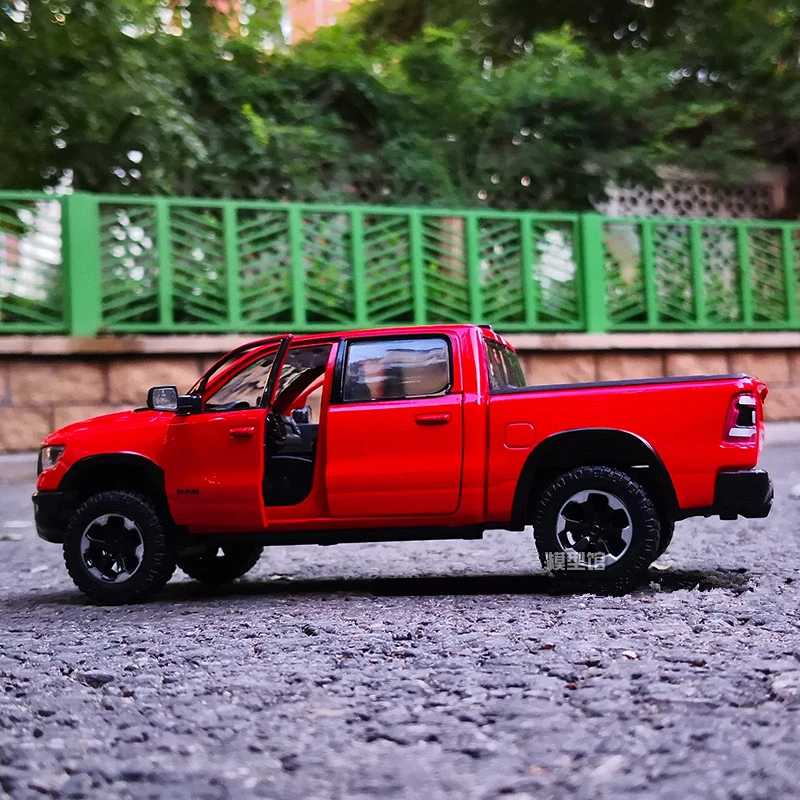 1:24 Dodge RAM 1500 Rebel Pickup Alloy Car Model Diecast Toy Off-road Vehicle Car Model Simulation Collection Childrens Toy Gift