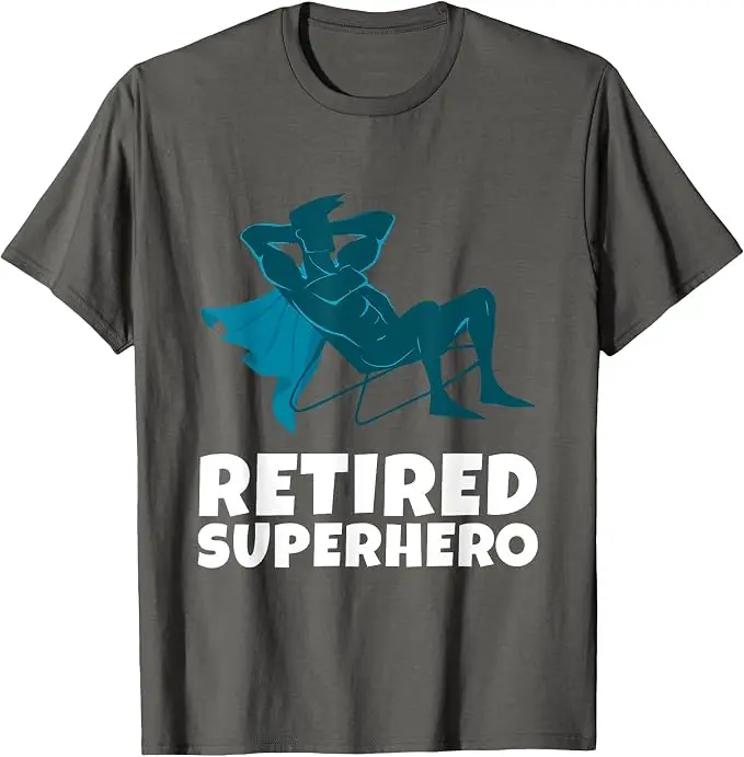 Lustiges T-Shirt für pensionierte Superhelden mit Legenden-Inschrift, Y2K-Stil, Persönliches Ruhestandsgeschenk für Opa, Modisches Herren-Oberteil – Detail 10