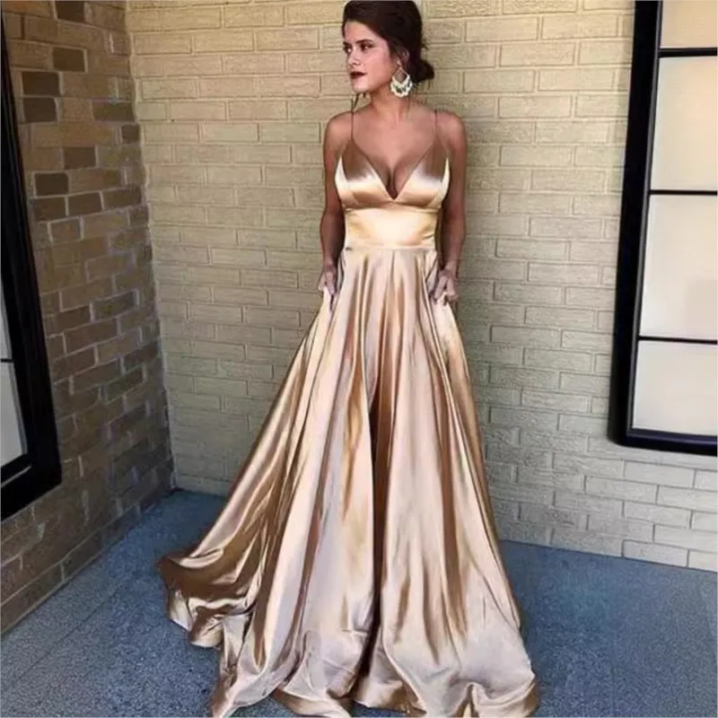 

A new style of sleeveless fashion dress in stand-up collar color