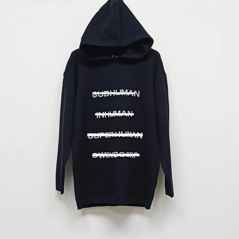 

Новинка осенне-зимней коллекции Ro Style: толстовка RICK свободного кроя с жаккардовым принтом и надписями, плотной вязки, оверсайз, с капюшоном.