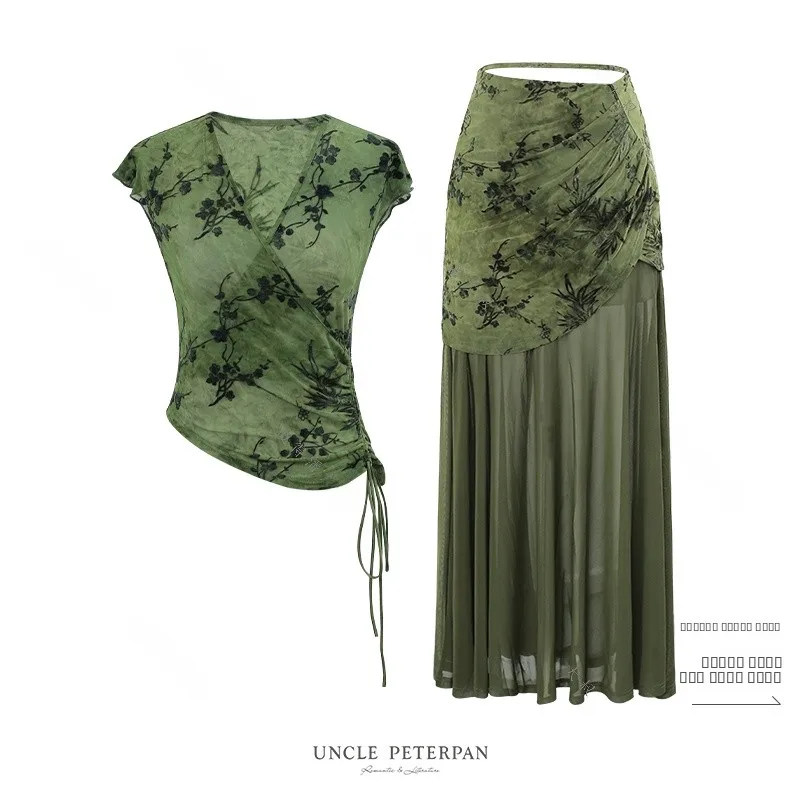 

Новый китайский комплект из двух предметов: топ с V-образным вырезом, вышивкой и ажурным дизайном, а также драпированная юбка для женщин, осенняя мода.