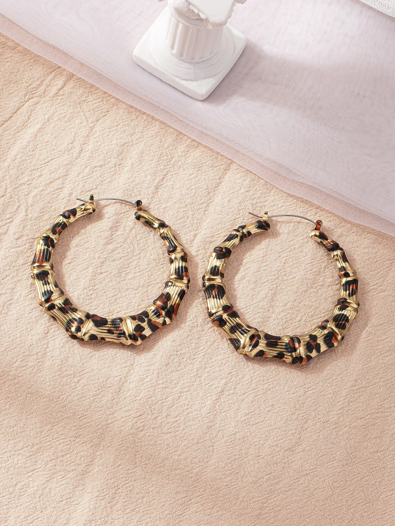 

1Pair Leopard-Printed Bamboo-Inspired Segment Hoop Earrings for Women, Vintage Gold-Tone Textured Design with Animal Print Accents, Bold Statement Fashion Jewelry Accessories for Daily and Night Out