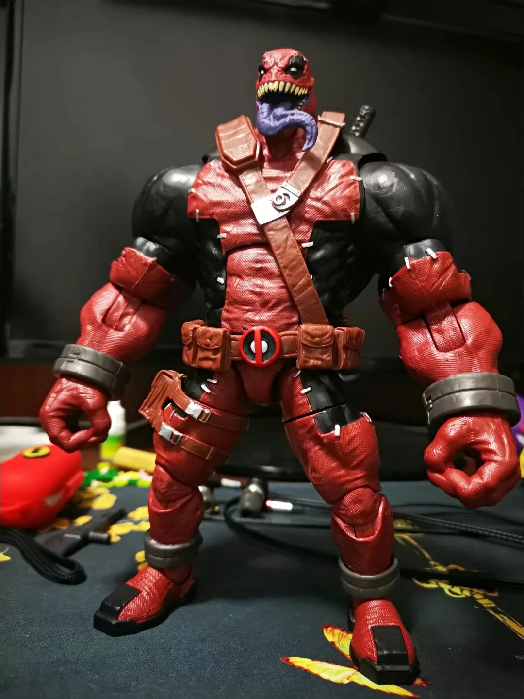 Marvel Legends Venompool Deluxe Exclusive 8