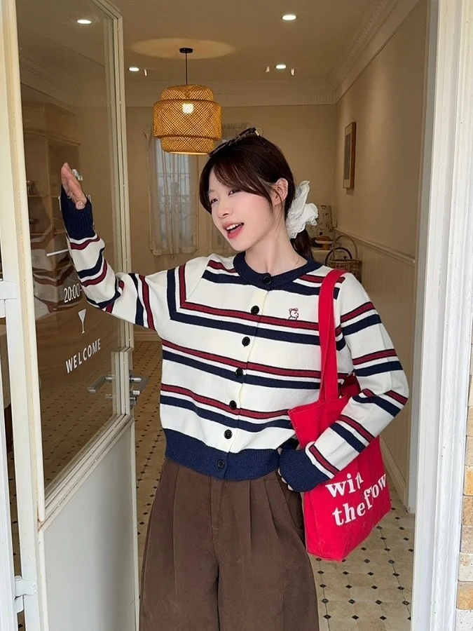 

Женский вязаный свитер больших размеров, осенне-зимняя новинка, стройнящий, универсальный, с вышивкой, в полоску, мягкий топ