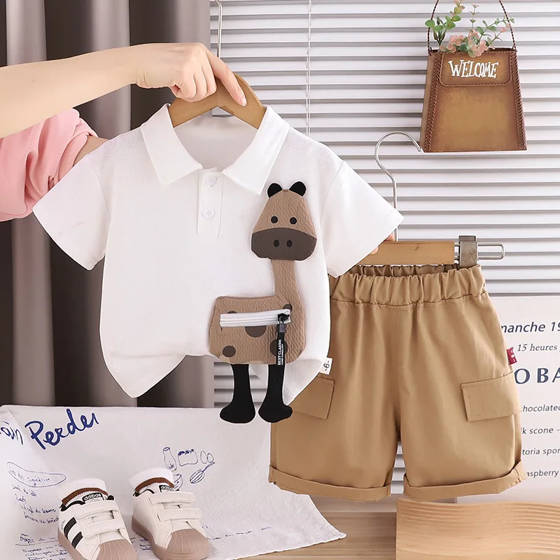 

Новый комплект для мальчиков 2026: футболка-поло с милым мультяшным жирафом и шорты карго, 2 предмета, для детей 0-5 лет, летняя повседневная одежда