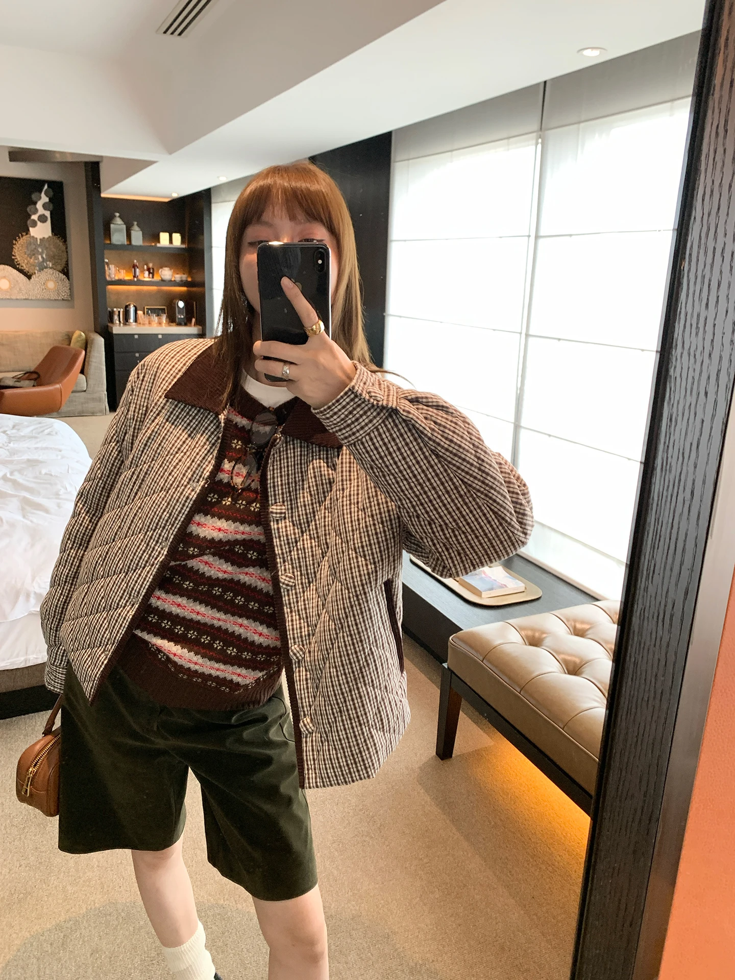 

Корейский женский жилет свободного кроя из хлопка с контрастным вельветовым воротником и узором в клетку