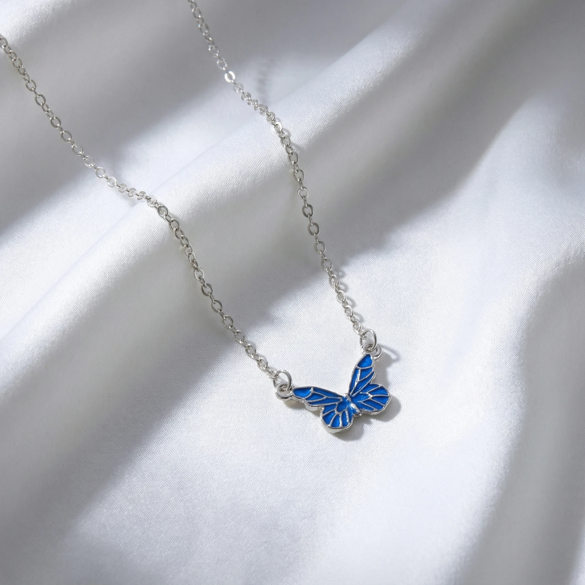 Zierliche Fairycore blaue Schmetterlings-Anhänger-Halskette für Frauen, Sommer, Strand, silberfarben, Schlüsselbeinkette, Y2K, ästhetischer Schmuck, Geschenk – Detail 3
