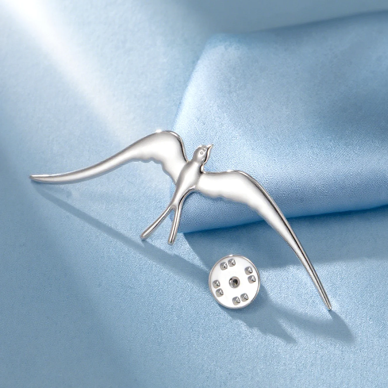 Dawapara Vintage Flying Swallow Brooch Good Luck Blessing Symbol Animal Totem Swallow Bird Lapel Pin Stainless Steel Accessories