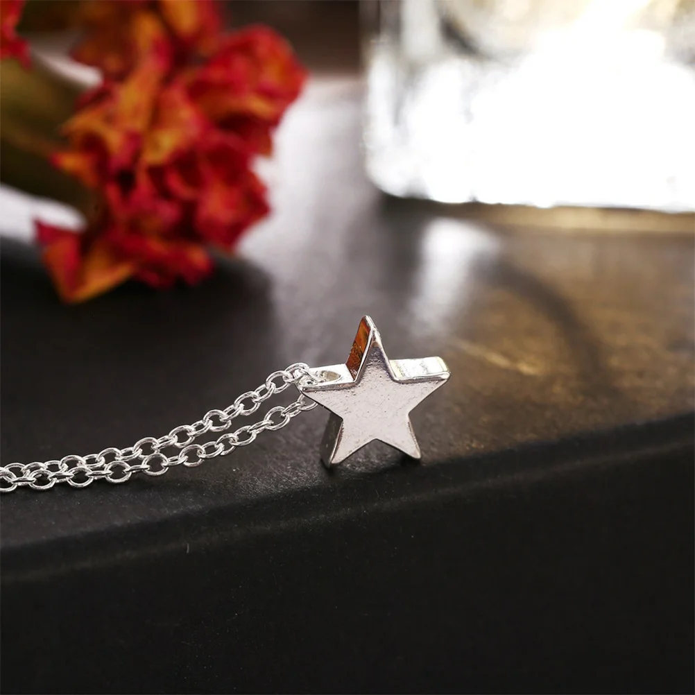Collana con stella creativa Catena semplice con clavicola Accessorio di moda alla moda per le donne Regalo di anniversario per feste Collana di moda in argento