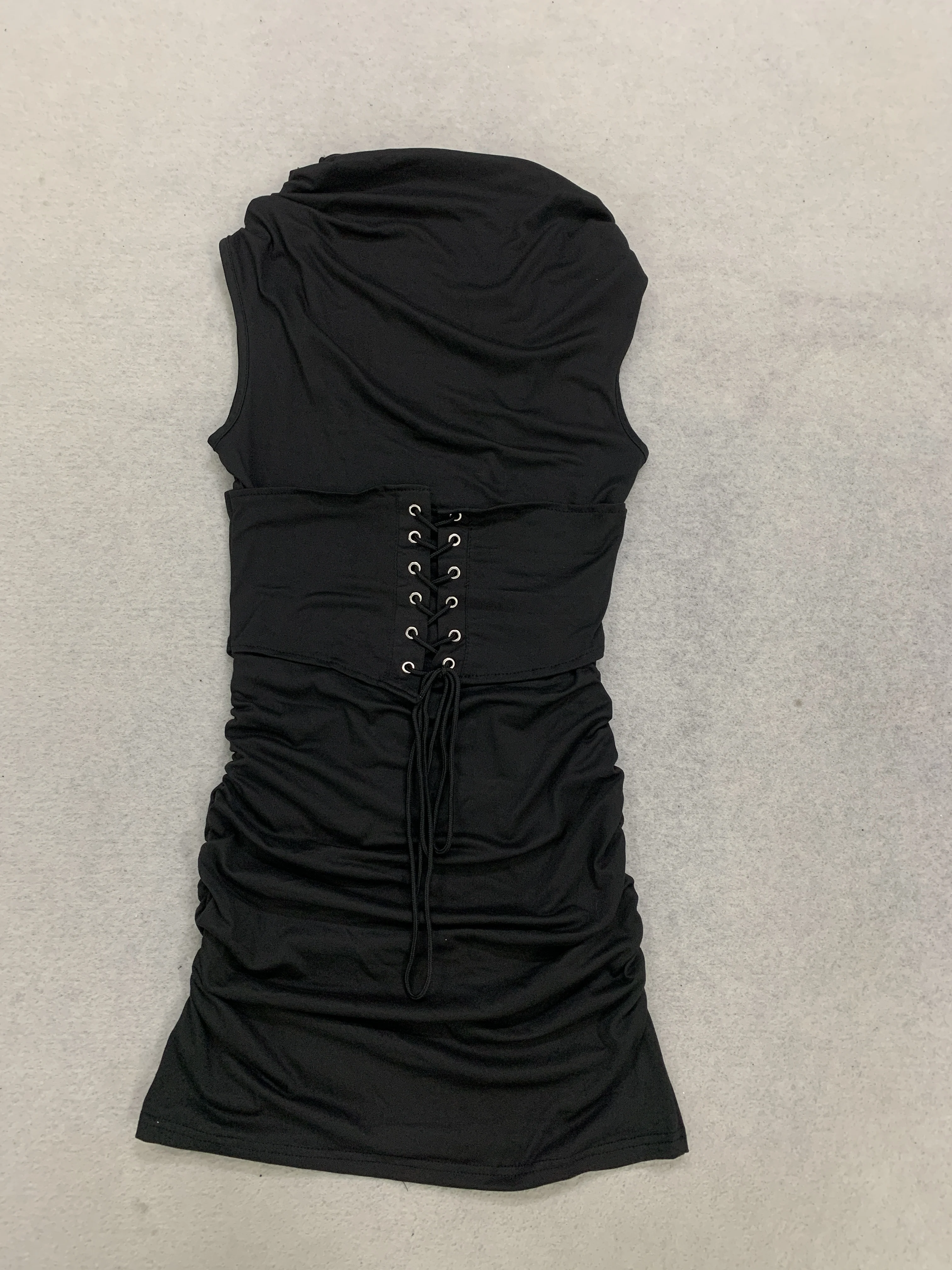 Damenkleid mit tiefem V-Ausschnitt, enganliegendem Schnitt, Taillierung und Rüschen, elegantes Mini-Kleid für Nachtclubs und Partys, kurzer Rock für Frauen. – Detail 9