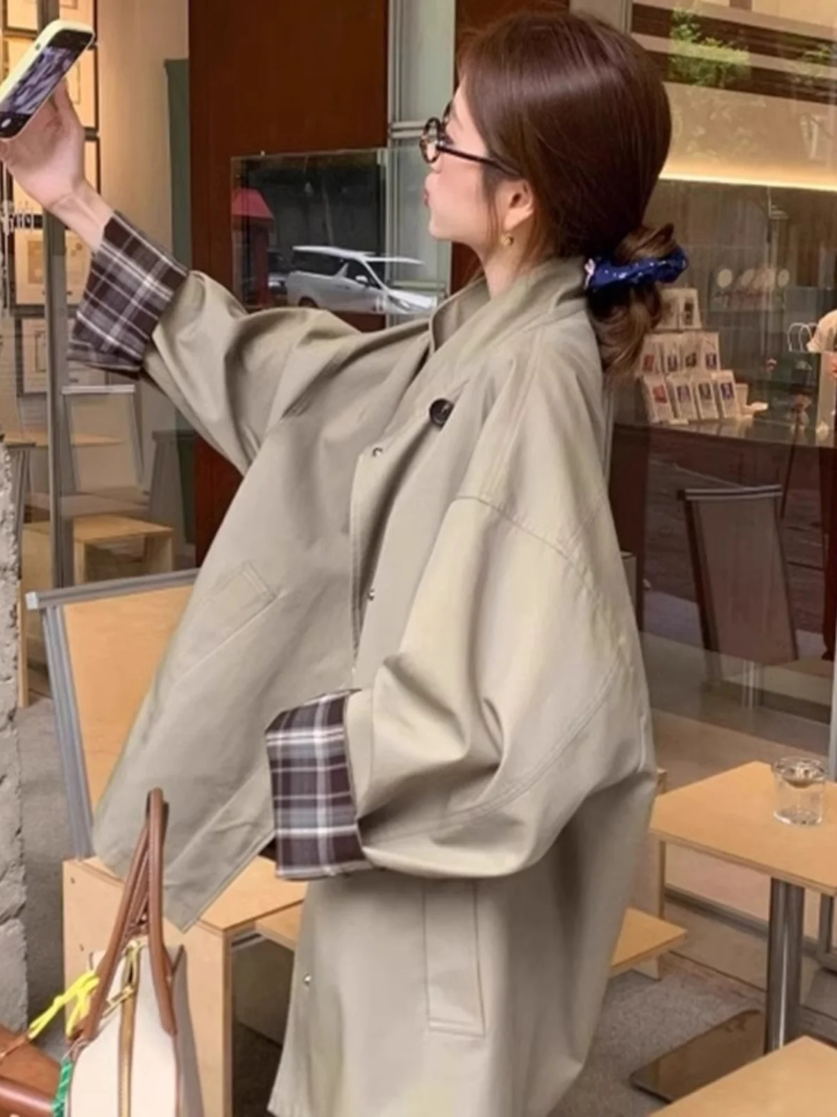 เสื้อโค้ทผู้หญิงแบบยาวปานกลาง รุ่นใหม่สำหรับฤดูใบไม้ผลิ สไตล์อังกฤษ ทรงหลวม ใส่ได้หลากหลาย ผลิตจากเส้นใยโพลีเอสเตอร์ ติดกระดุม