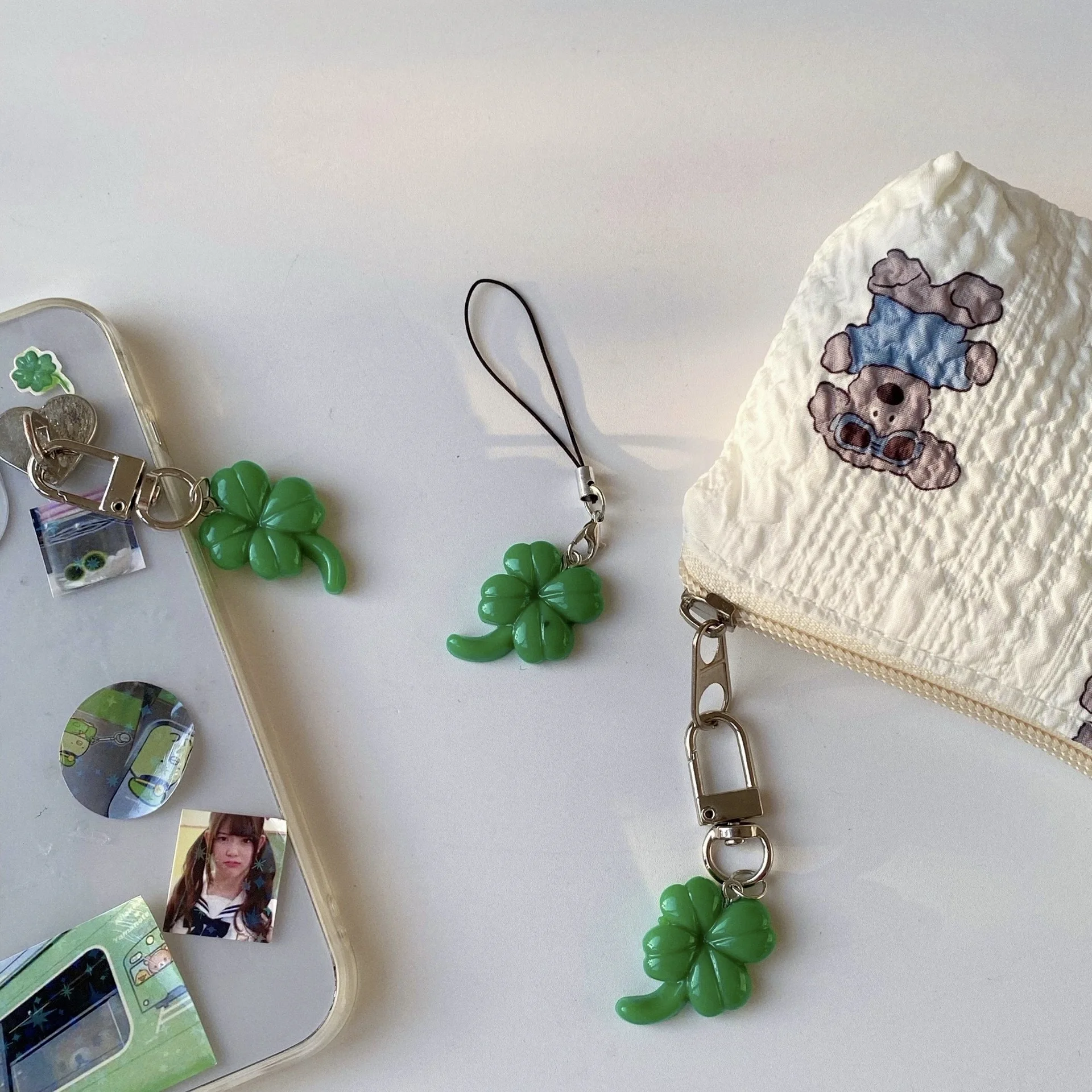 Simple Four Leaf Clover Lucky Keychain Phone Chain Fashion Creative Key Ring CCD Hanging Bag Pendant Holiday Gift Accessories