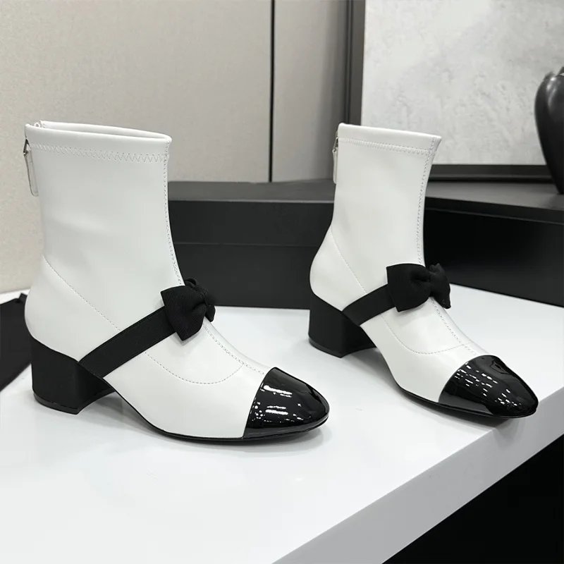 Novas botas curtas femininas de pele de carneiro elásticas de alta qualidade com saltos grossos e grossos detalhes de arco multicolorido 25110809