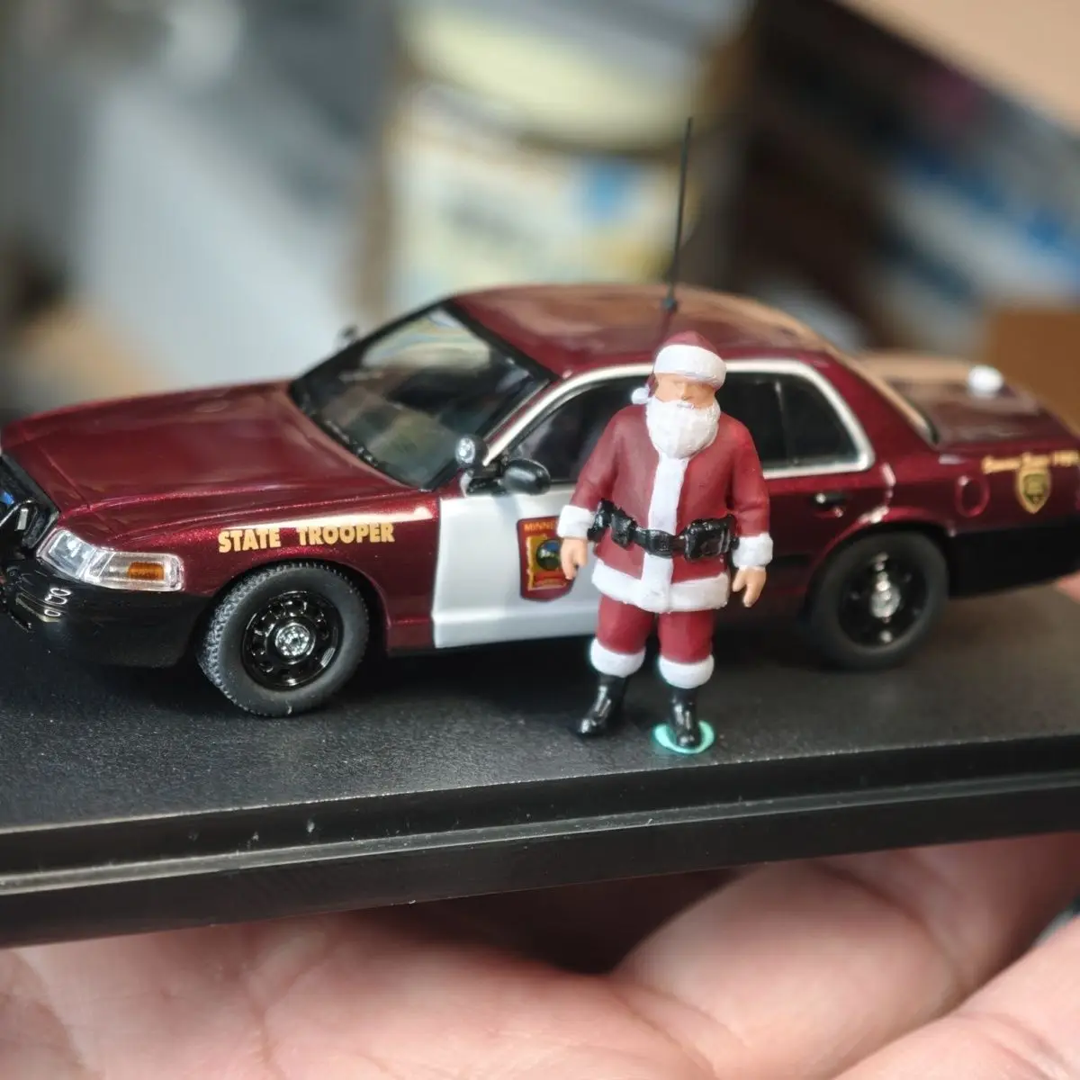 Figura 1:64 DIY Pintada à Mão em Resina Modelo Estático Cena de Natal com Polícia Diorama