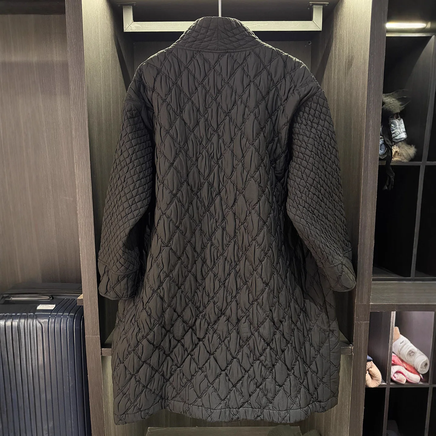 เสื้อโค้ทเทรนช์โค้ทผู้หญิง YUDX แบบจีบ แฟชั่นเรียบง่าย สไตล์ลำลอง ความยาวปานกลาง สำหรับฤดูหนาว รุ่นใหม่ ทรงหลวม ไซส์ใหญ่ ทรงเข้ารูป ปี 2025