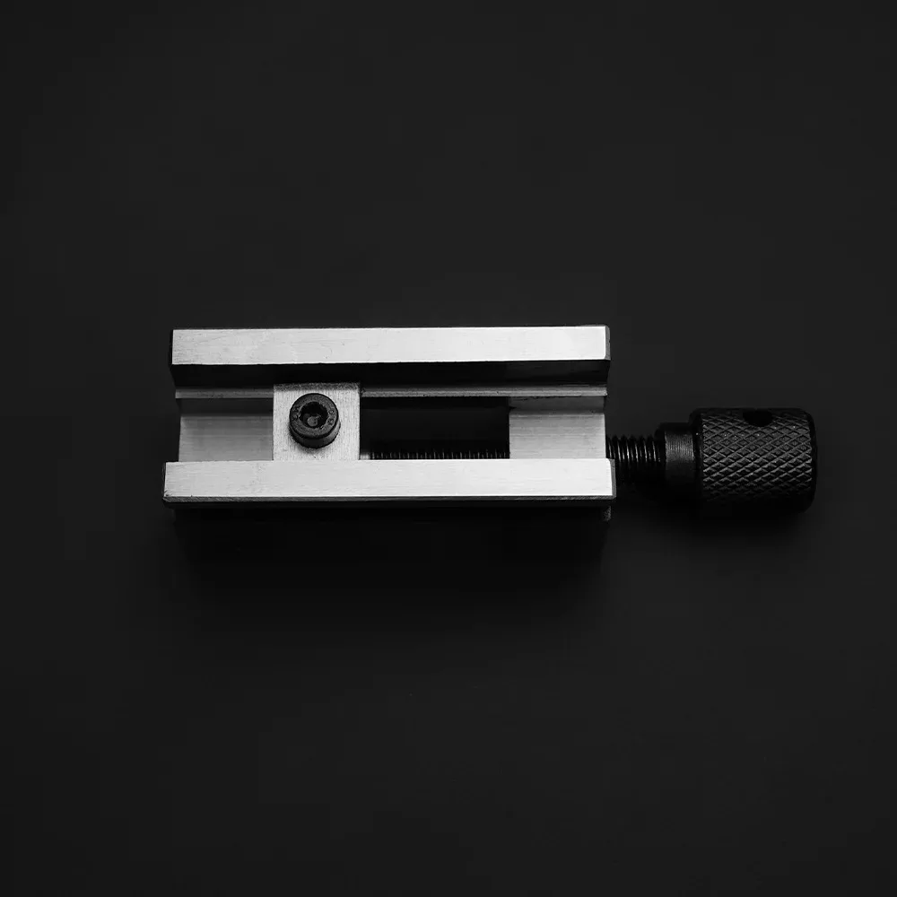 Hand tool small vise 2-inch hardness 58-64 °, suitable for model making, micro workpiece clamping, and flexible operation
