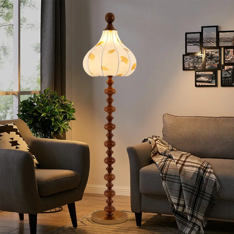 Soggiorno dal pavimento al soffitto, camera da letto, atmosfera premium, divano americano accanto alla lampada da scrivania verticale retrò