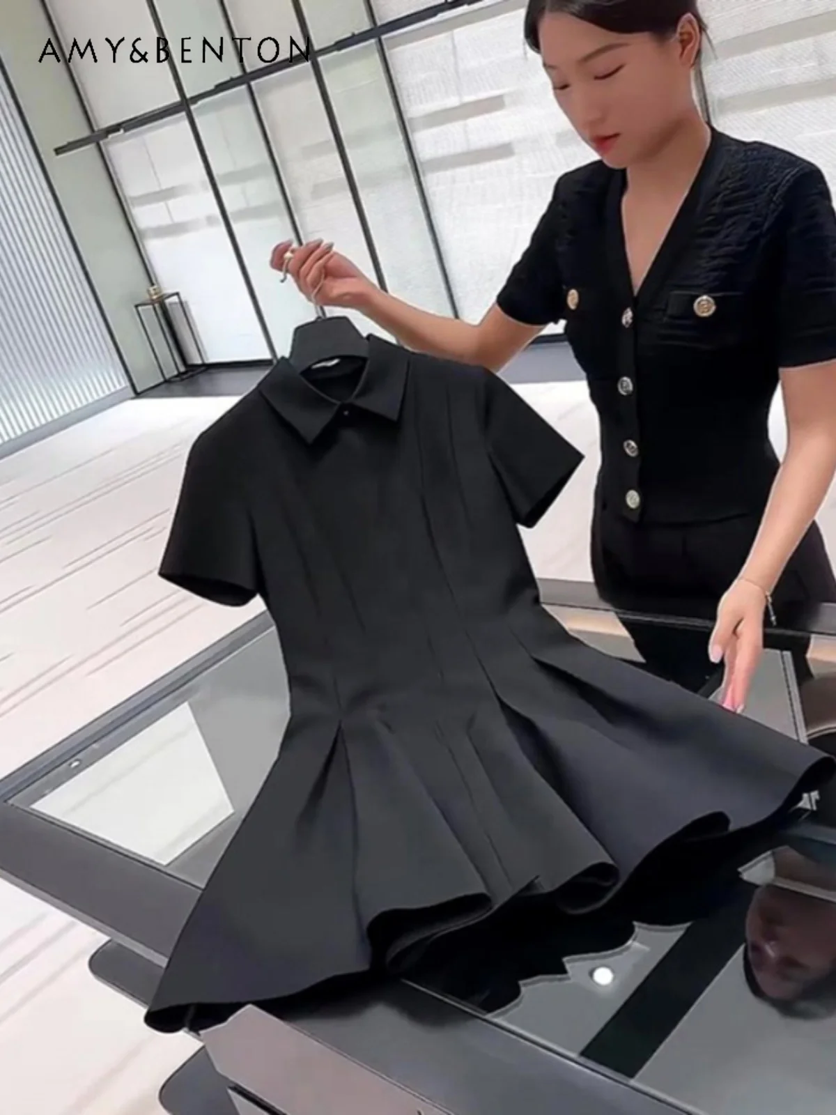 French Temperament Chic Hepburn Style Socialite Black Polo Collar Short-sleeved Dress Summer New Commuter Style Slim Mini Dress