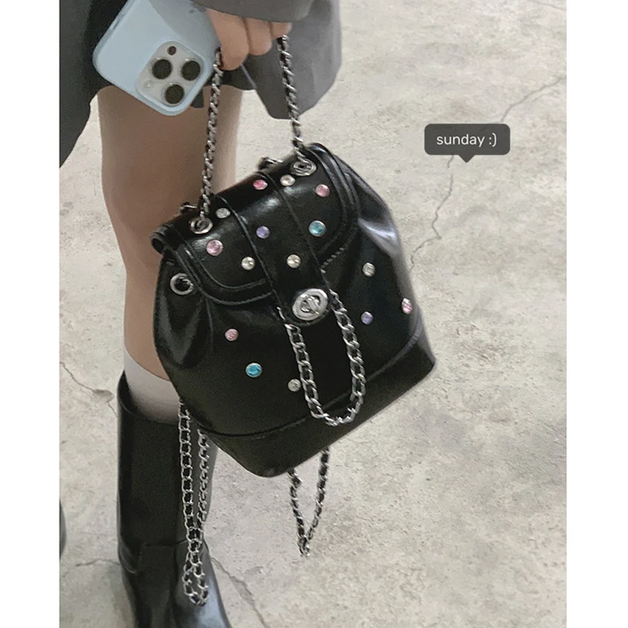 Mochila coreana con cadenas de diamantes de colores para mujer, bolso de hombro de cuero con cera de aceite, mochila de viaje negra, otoño