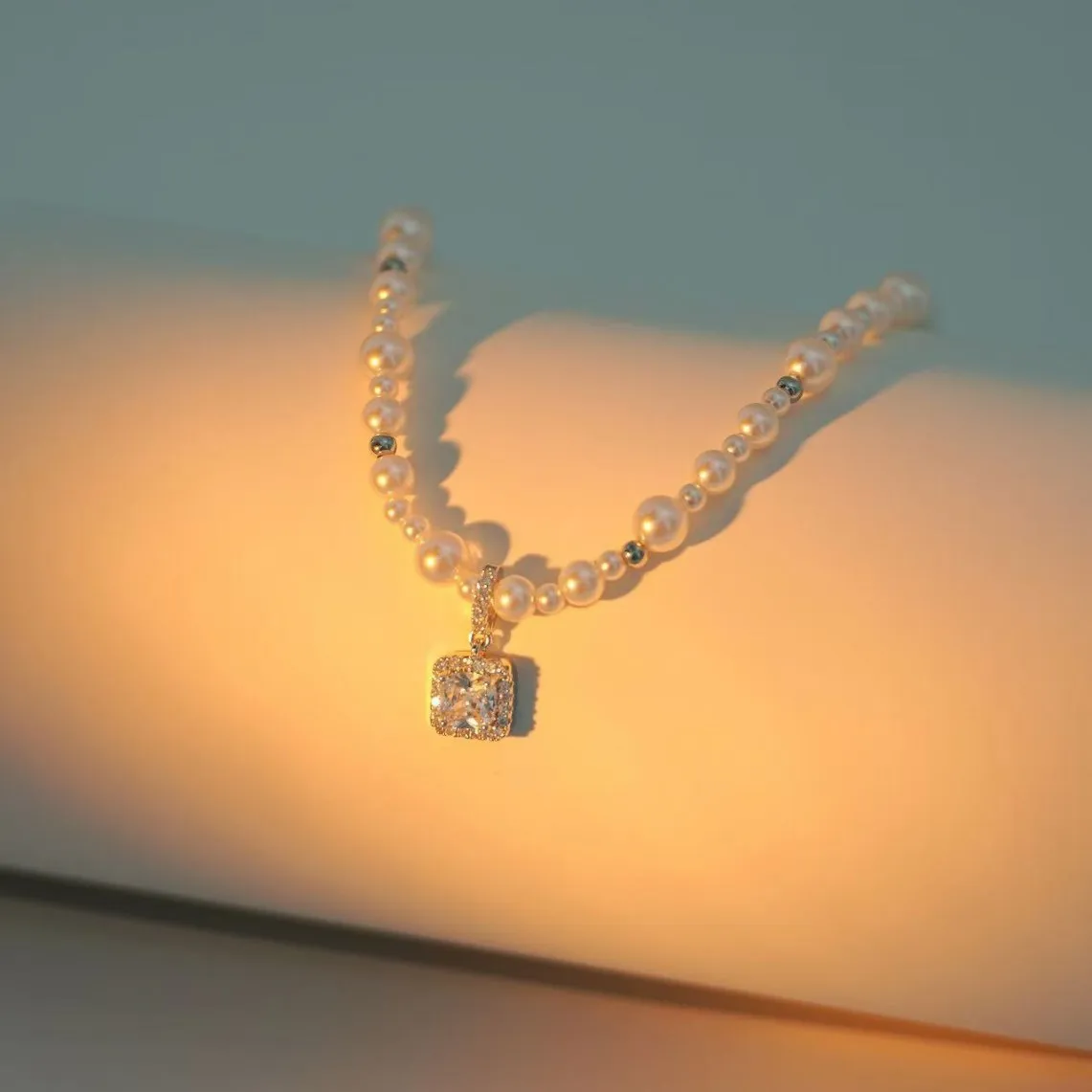 

Minimalist Office Pearl Necklace Bubble Cube Sugar Elegant Clavicle Chain for Women