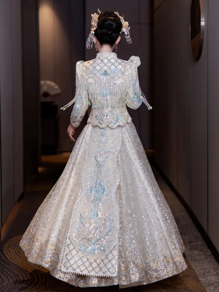 The new bride's wedding dress is a thin and heavy Chinese-style with phoenix crown red cape which