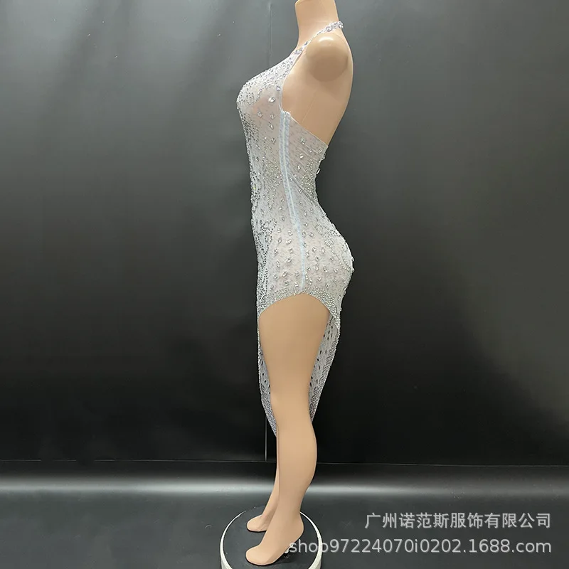 2026 Niche Zilver Wit Glanzend Strass Temperament Jurk Verjaardag High-end Jurk Muziekfestival Zanger Prestatiekostuum