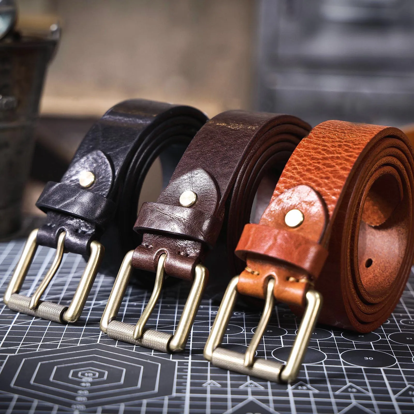 S.WORKER Klassischer Dicker Echtledergürtel für Herren aus Vollnarbigem Rindsleder Vintage Casual Gürtel für Jeans & Formelle Kleidung mit Messingschnalle – Detail 7