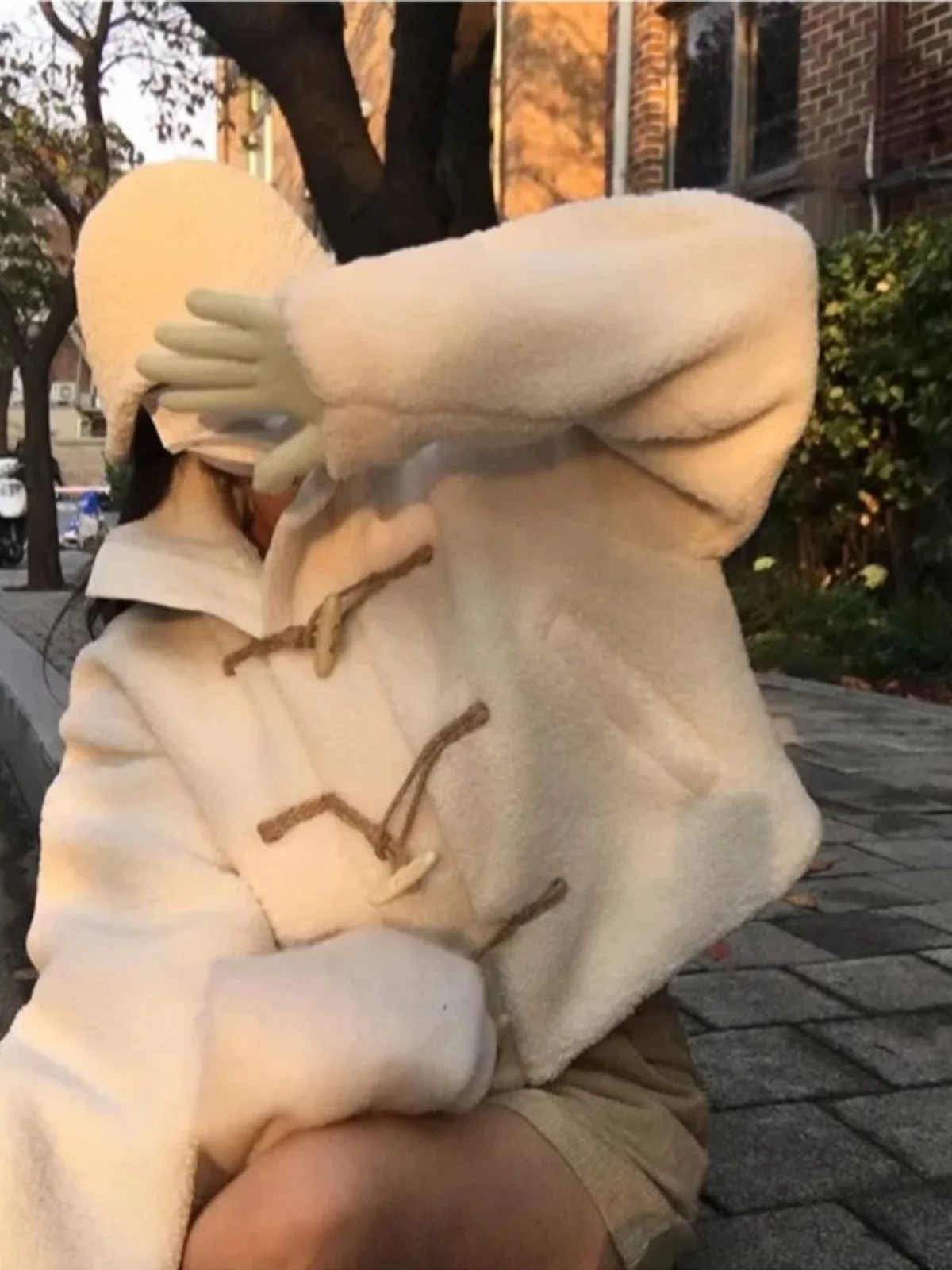 معطف شتوي أنيق للنساء بأزرار على شكل قرون، ملابس خارجية ناعمة بتصميم حليبي، مقاس صغير، أسلوب عصري للتنقل اليومي