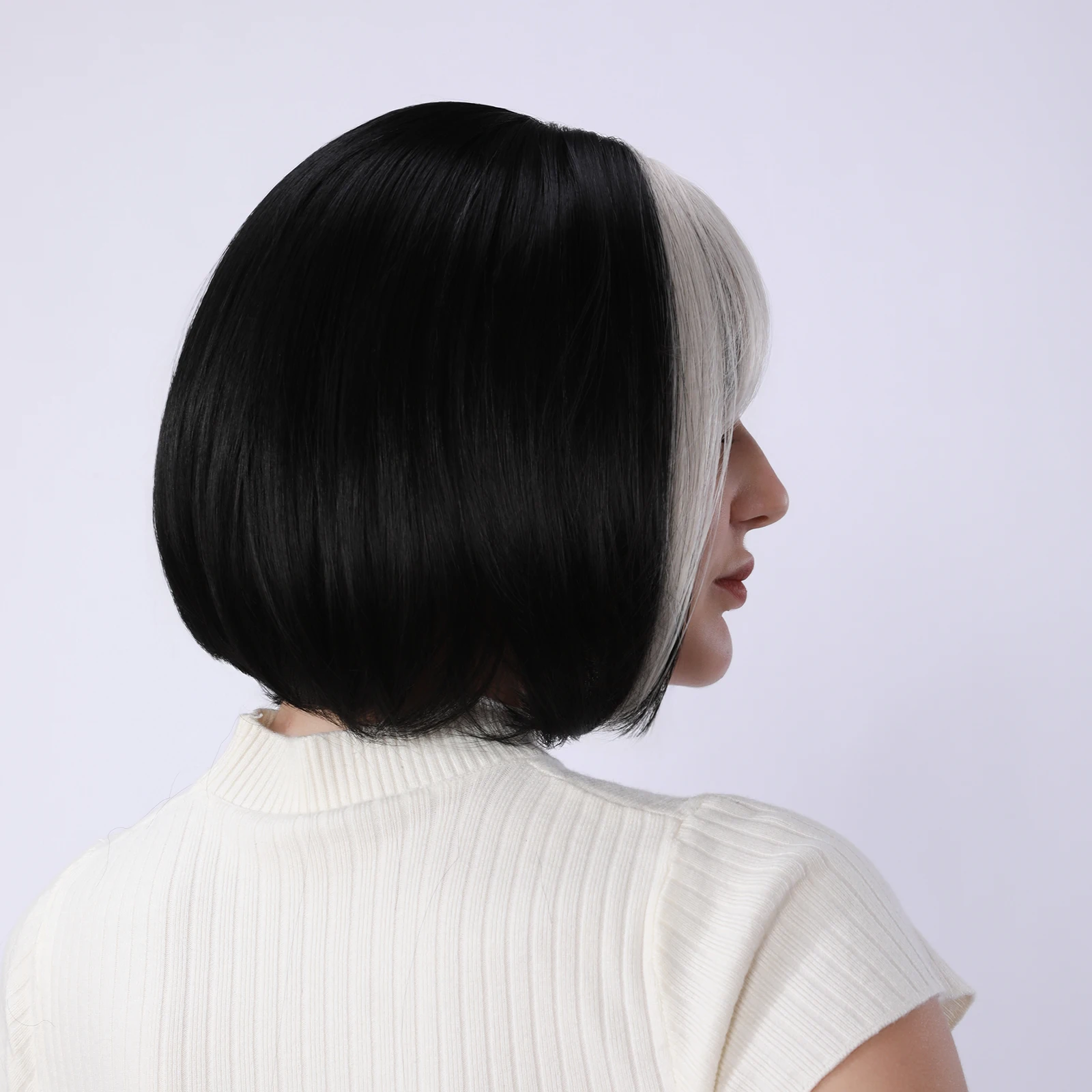 

1 женский парик, выполненный из термостойкого синтетического высокотемпературного волокна, с естественным объемным стилем.