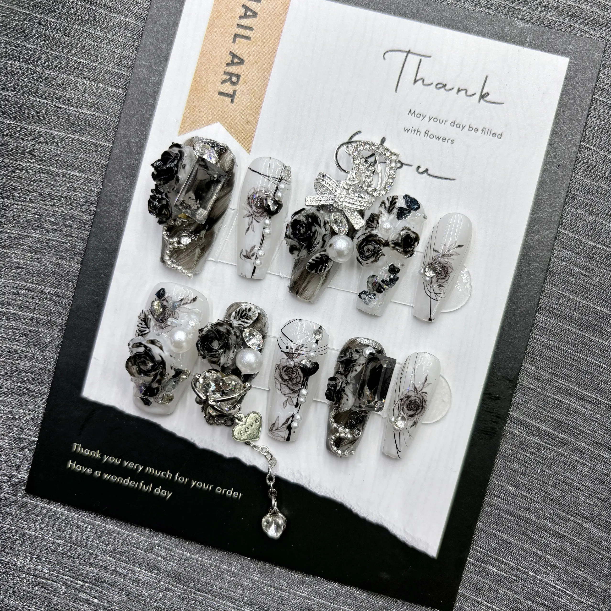 ゴシックブラックローズプレスオンネイルミディアムコフィン3D - Nail Art Gothic のレビューと価格