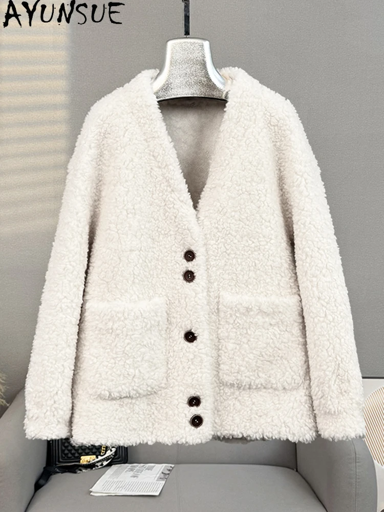 سترة نسائية من الصوف الطبيعي 100% من AYUNSUE 2025 سترة جديدة من فرو الضأن برقبة على شكل حرف v ملابس نسائية أنيقة جديدة في ملابس خارجية Ropa Para Mujer