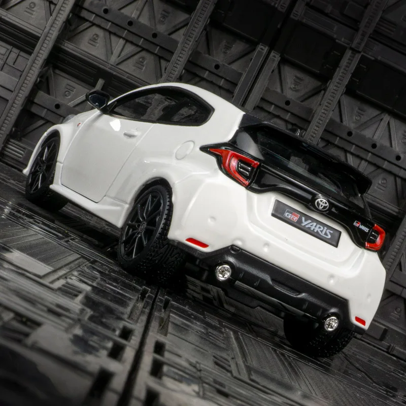 

Maisto 1:24 украшение модели автомобиля из сплава Toyota Yaris, дверь можно открыть, детская игрушечная машина, богатые детали, тонкая работа