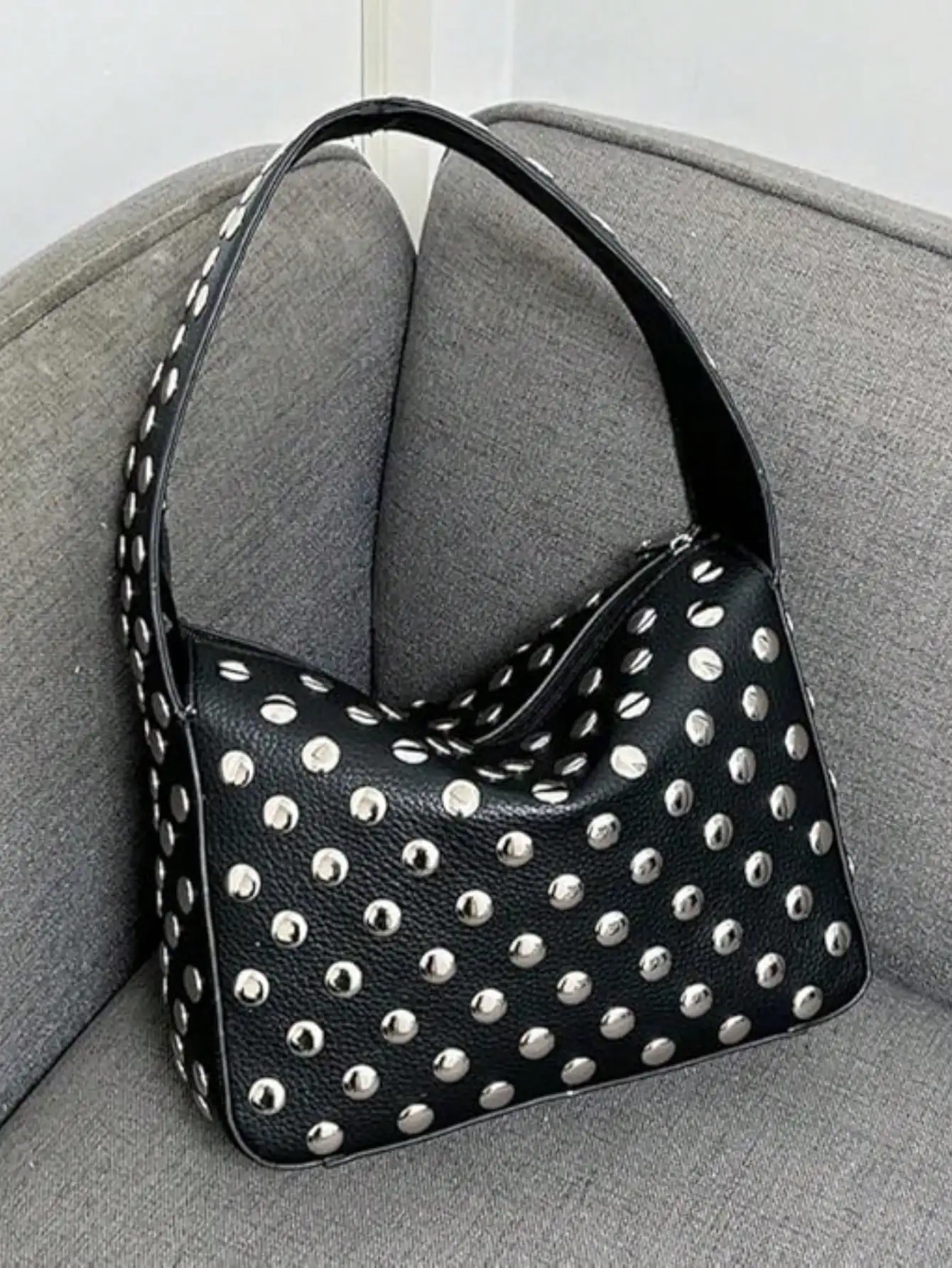 

Черная женская сумка через плечо из веганской кожи с заклепками и верхней ручкой