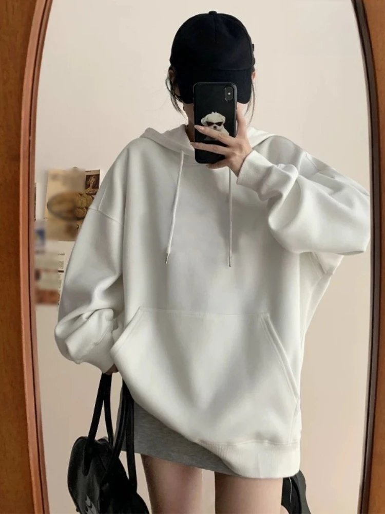 سترة نسائية بلون نقي للخريف والشتاء مع قلنسوة سميكة عصرية فضفاضة غير رسمية بتصميم قبعة ملابس الشارع الشهير بغطاء للرأس مبطن بالصوف