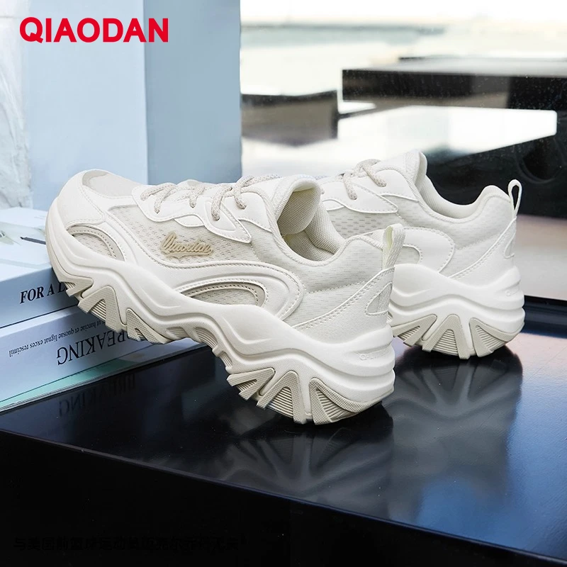 QIAODAN zapatillas de deporte informales para mujer 2025, zapatos con cordones y franjas de diferente Color para otoño, zapatos transpirables de malla de suela gruesa para caminar QXL042252423R