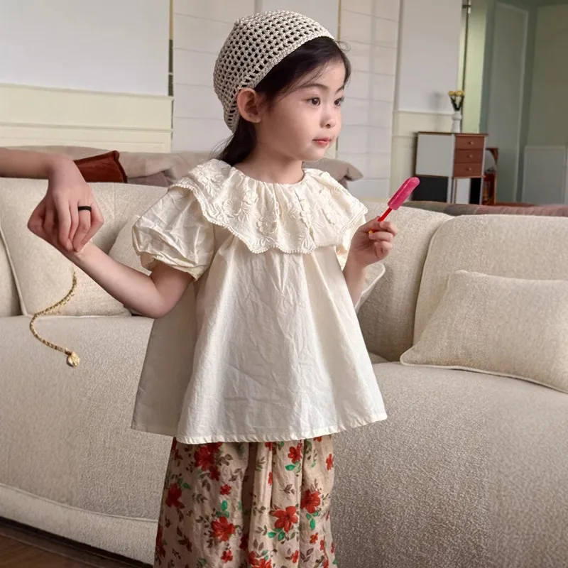 

Летняя новинка: Корейская версия детской рубашки с вышивкой и отложным воротником, короткий рукав, 3D кружевная кукольная рубашка для девочек 2026