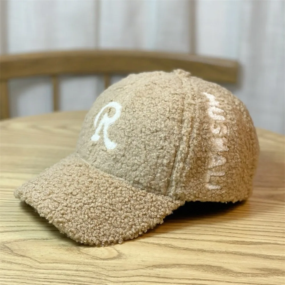 Berretto da baseball con etichetta R in stile coreano, caldo e spesso, in peluche di agnello, cappello casual regolabile unisex