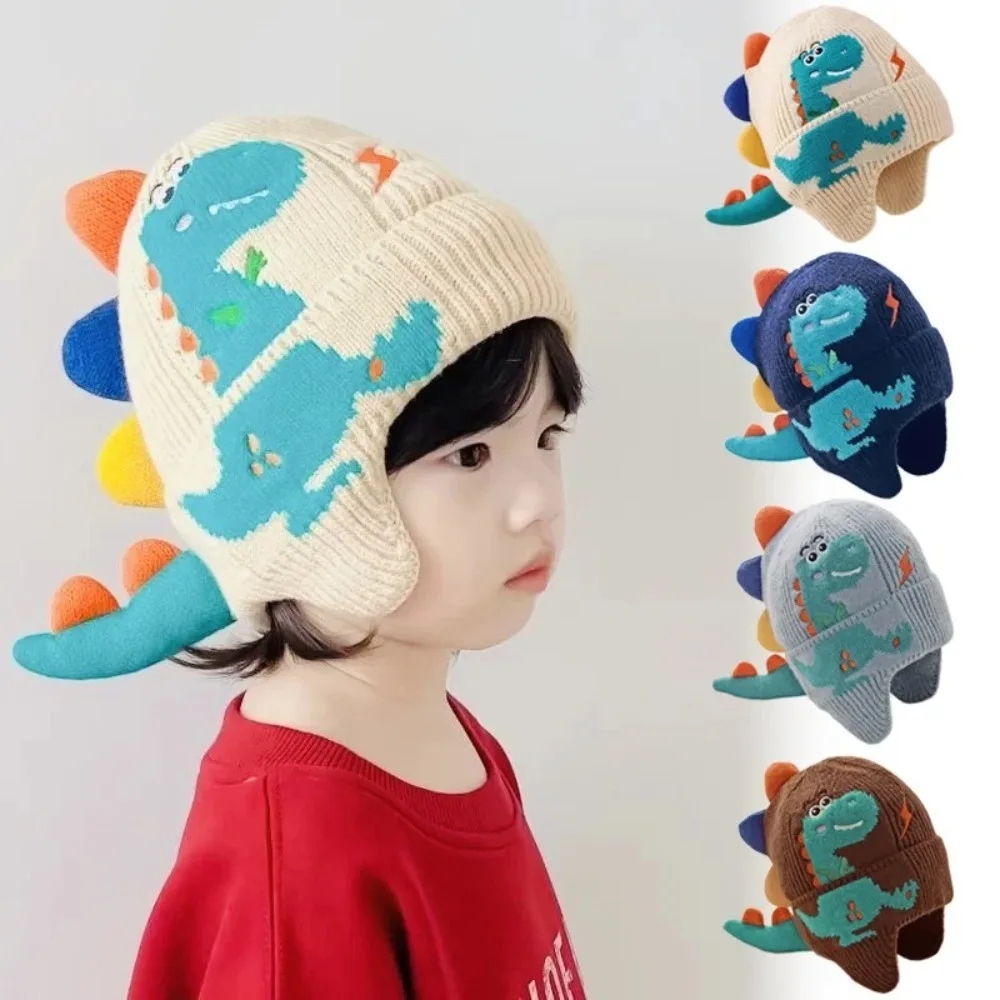 

Вязаная шапка с милым мультяшным динозавром, ветрозащитная теплая детская шапка с наушниками, вязаная шерстяная шапка