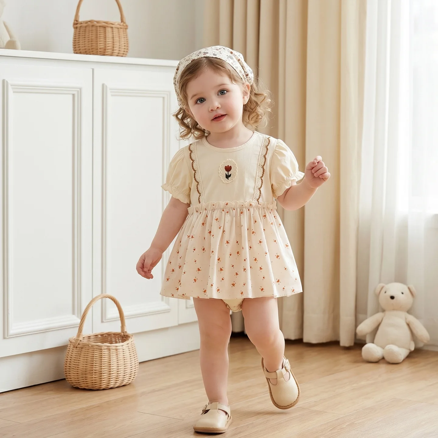 夏に涼しい、花柄のベビープリンセス風スカート、女の子用、パフスリーブのレースロンパース。