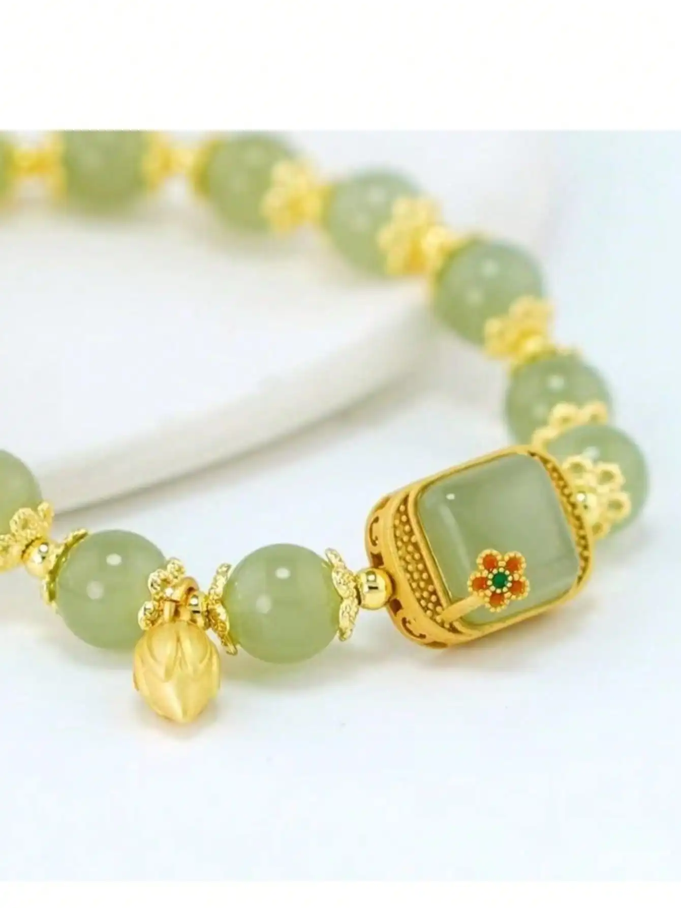 

1pc Women Retro Lotus Jade Bracelet Faux Aventurine Quartz Crystal Beaded Bracelet Fortune Bringing Hetian Jade Style Strand Bracelet With Gold Plated Lotus Bud Pendant Ethnic Elegant Jewelry Gift