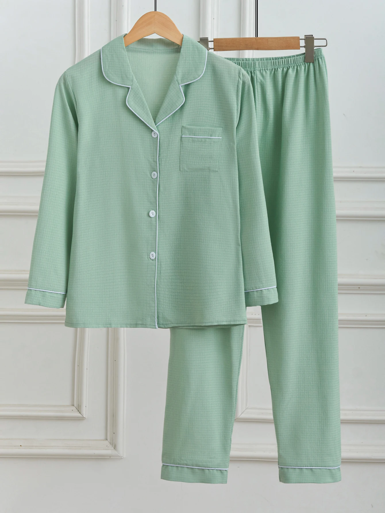 Damen-Pyjama-Set mit langen Ärmeln – lässiges, einfarbiges Oberteil mit geknöpfter Tasche und langer Hose, gewebter Polyester-Pyjama für Erwachsene für den Herbst/ – Detail 16