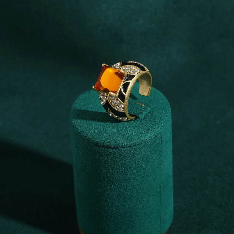 Vintage Jewelry Leopard Print Rings with Rhinestones Amber Crystal for Woman Gold Color Black Enamel Luxury Party Accessories