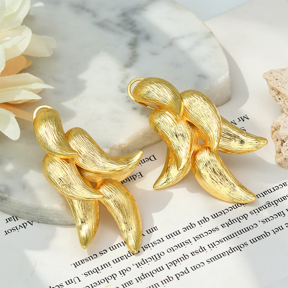 YTJX 18K vergoldete große Blatt-Cluster-Ohrhänger für Damen, strukturierte Statement-Ohrringe aus Metall, afrikanischer Dubai-Bankett-Schmuck ﻿ – Detail 6